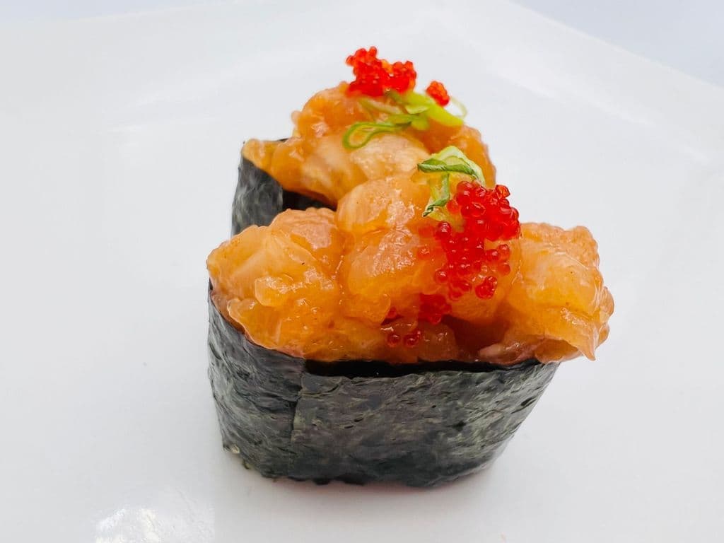 11N SYAKE EPICE Saumon Epice / Spicy Salmon Nigiris (2mcx/2pcs Avec Riz / With Rice)