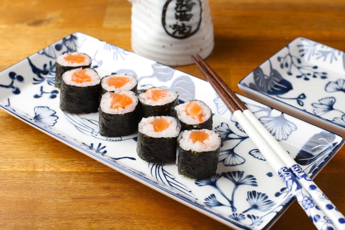 Salmon maki (seaweed outside)