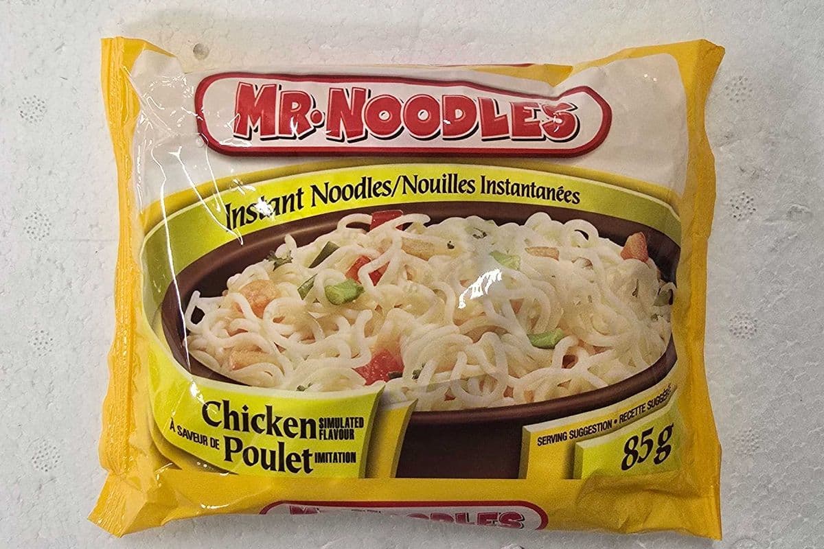 Mr. Noodles Chicken flavour instant noodle (85g)