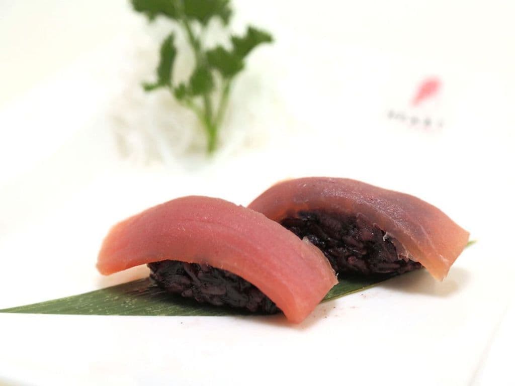 142B brown rice tuna sushi
