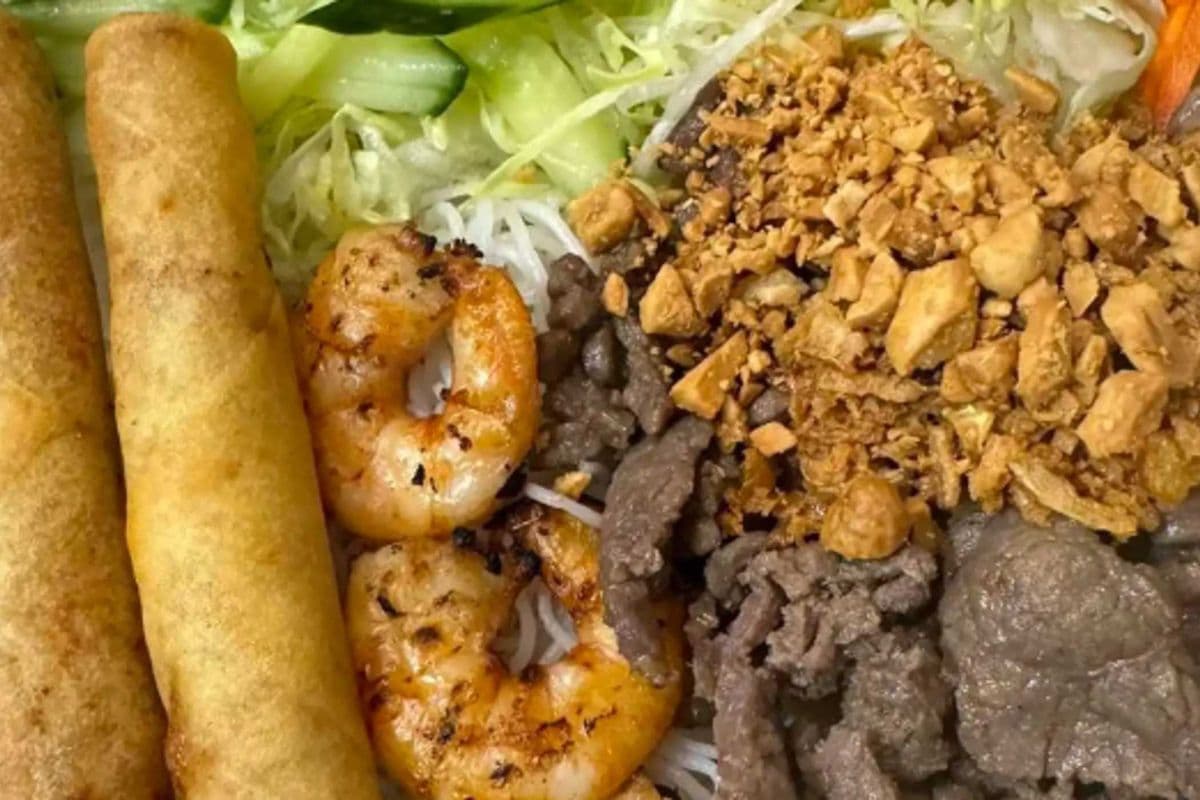 38. Grilled Beef, Shrimp, Spring Roll on Vermicelli