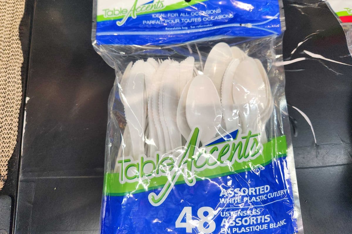 Assorted plastic cutlery x 48 - Ustensiles en plastique assortis x 48