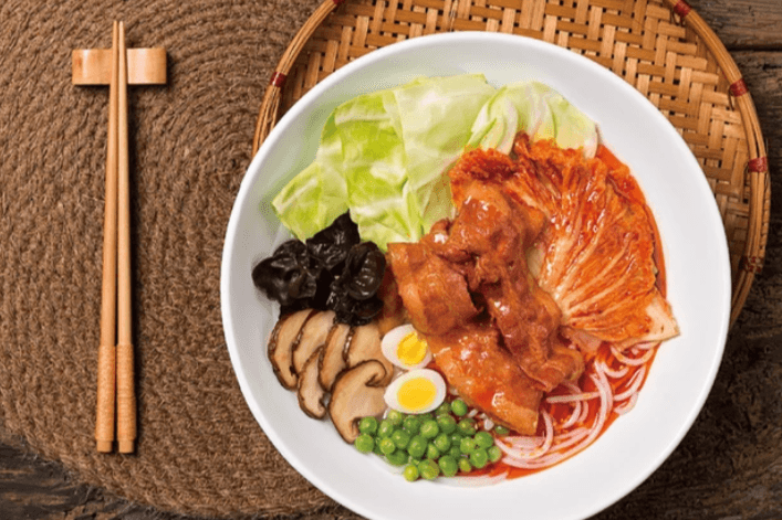 R6. Kimchi Beef Rice Noodle Soup 泡菜肥牛米線