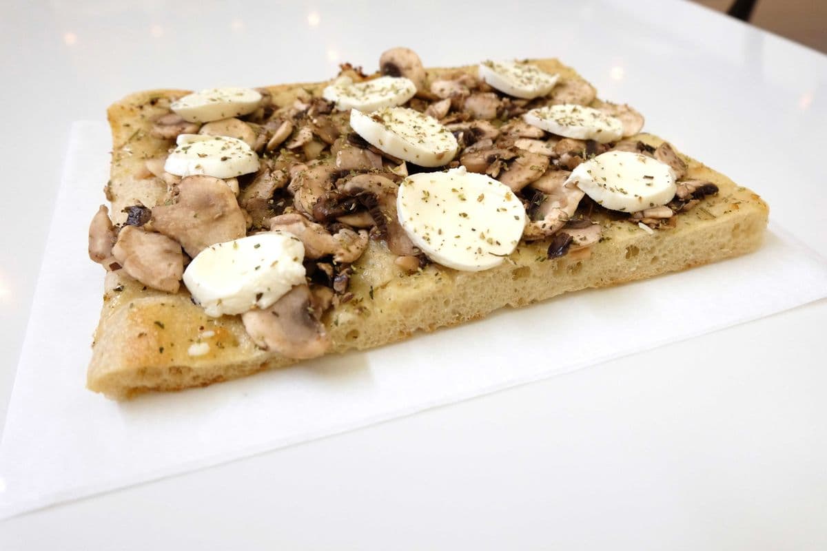 Pizza base à l'ail, champignons et fromage bocconcini