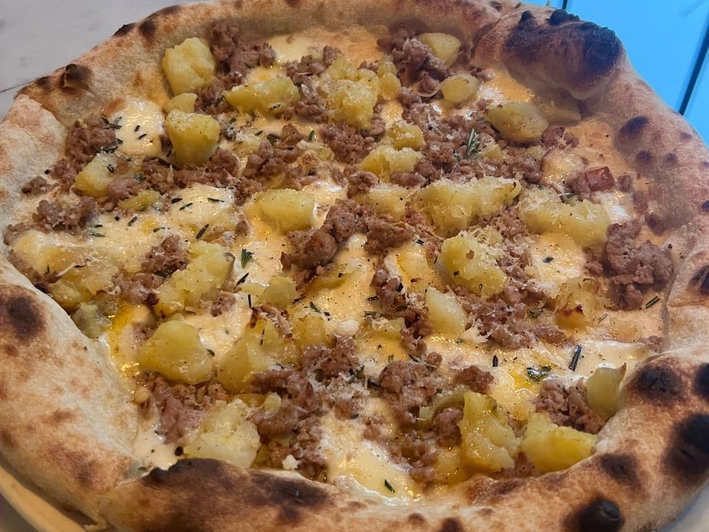 Patate e Salsiccie Pizza