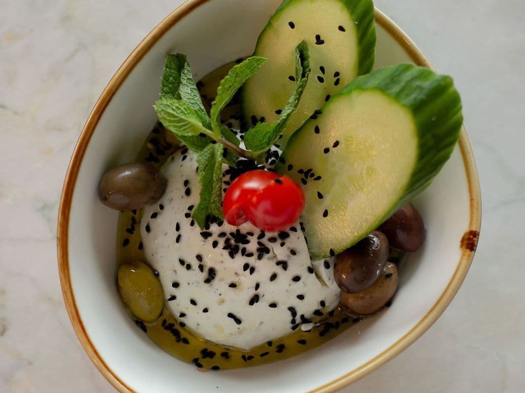Labneh à l'ail / Labneh with Garlic