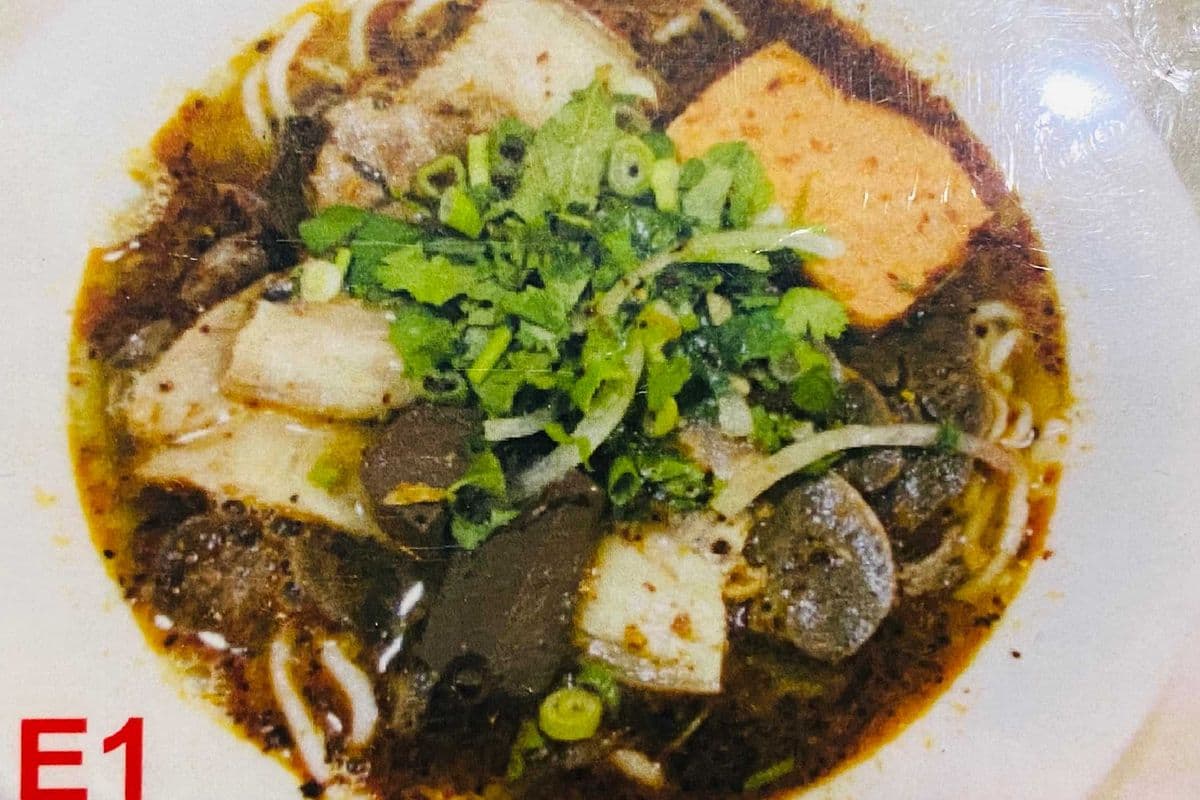E1. Hot Hue traditional-style beef vermicelli in spicy soup.