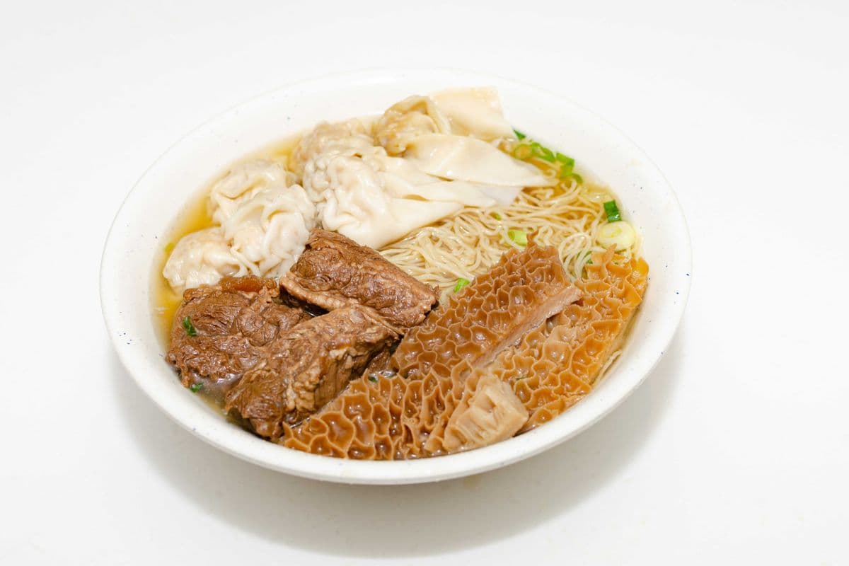 170 Assorted Beef and Wonton with Noodle in Soup 柱侯牛雜雲吞麺
