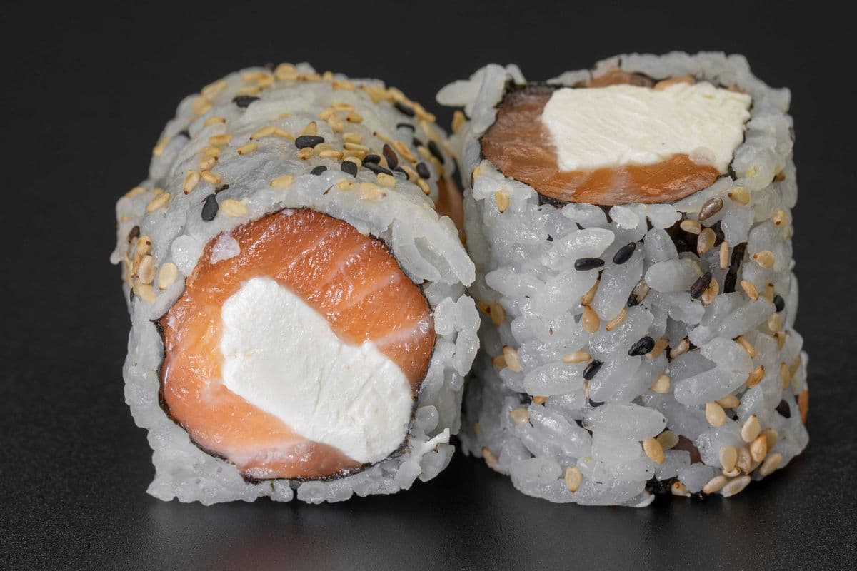 144. Salmon Cheese Roll (6 pcs)