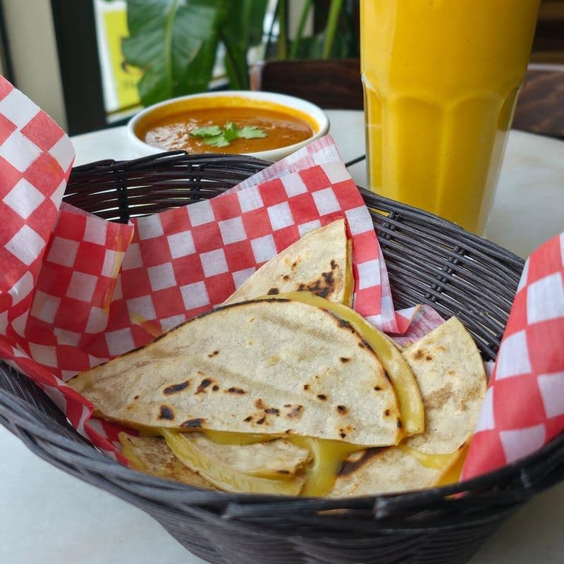 QUESADILLAS / QUESADILLAS