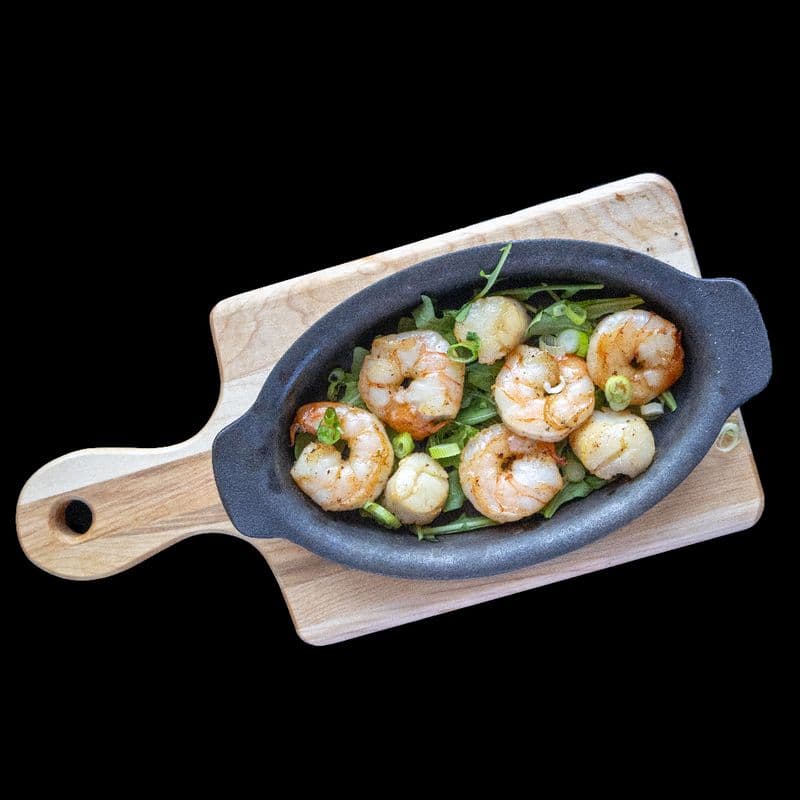 Pétoncles et crevettes grésillantes