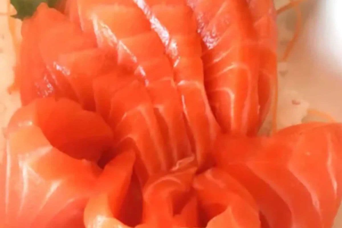 70. Salmon Don (9 pcs)