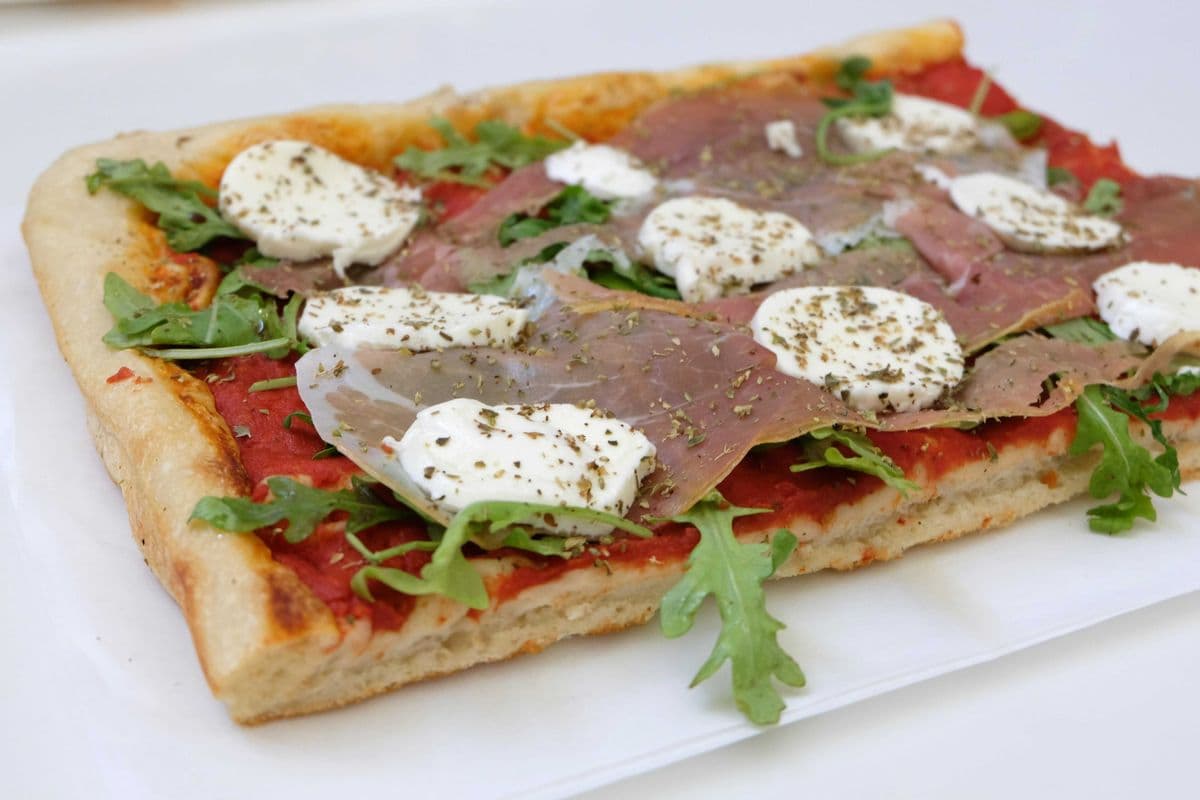 Pizza sauce tomate, prosciutto, roquette et fromage bocconcini