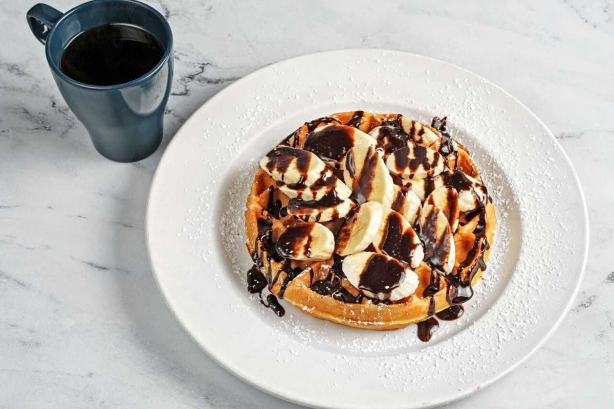 Gaufre avec bananes et chocolat / Waffle with bananas and chocolate