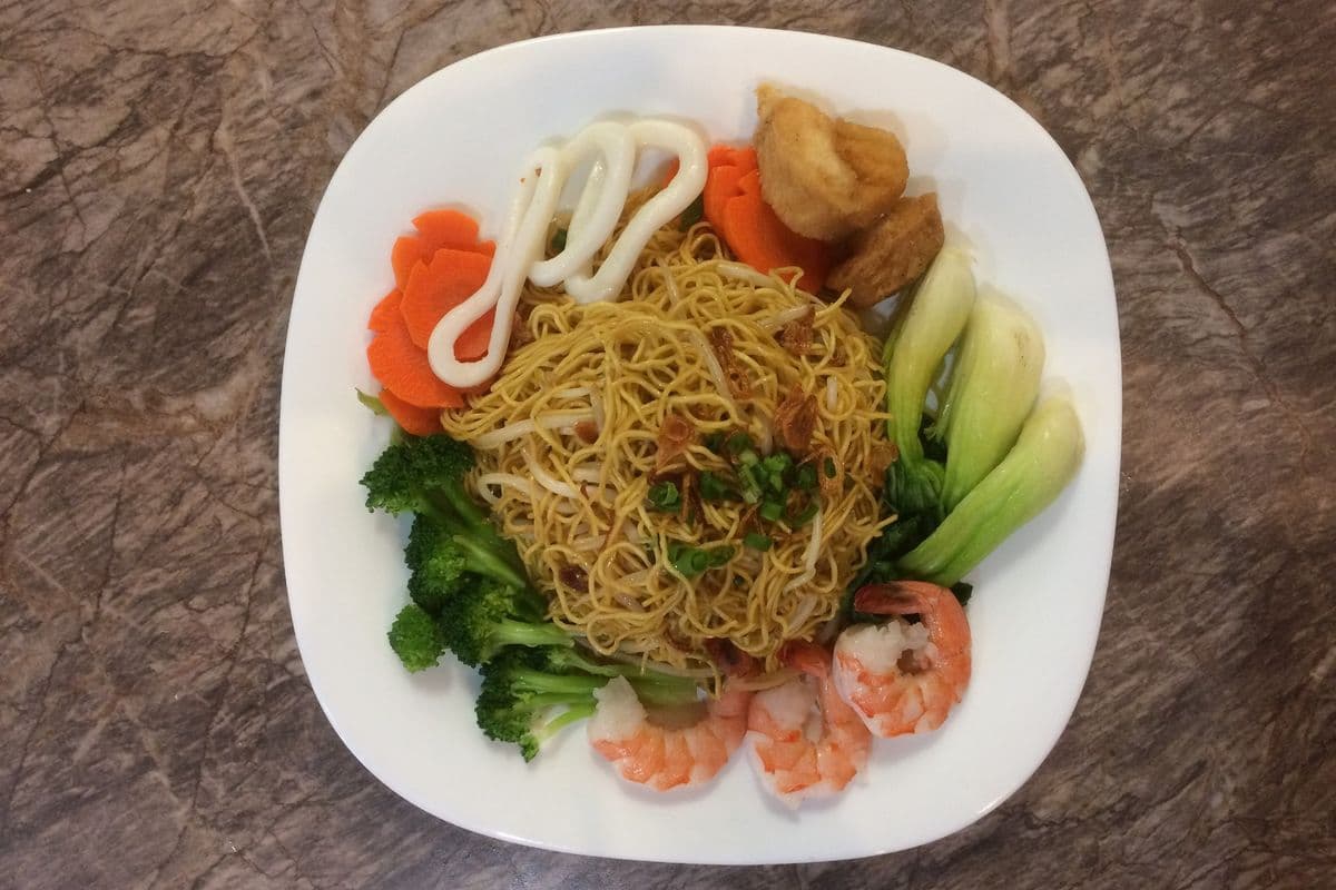 X84. Stir-Fried Egg Noodles with Seafood and Vegetables/ Mi Xao Do Bien, Rau Cai