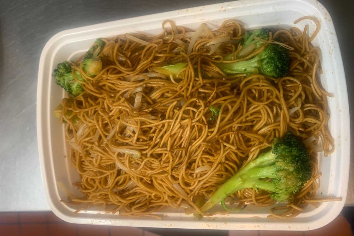 Wok-Fried Egg Noodles with Broccoli and Bean Sprouts (Large)
