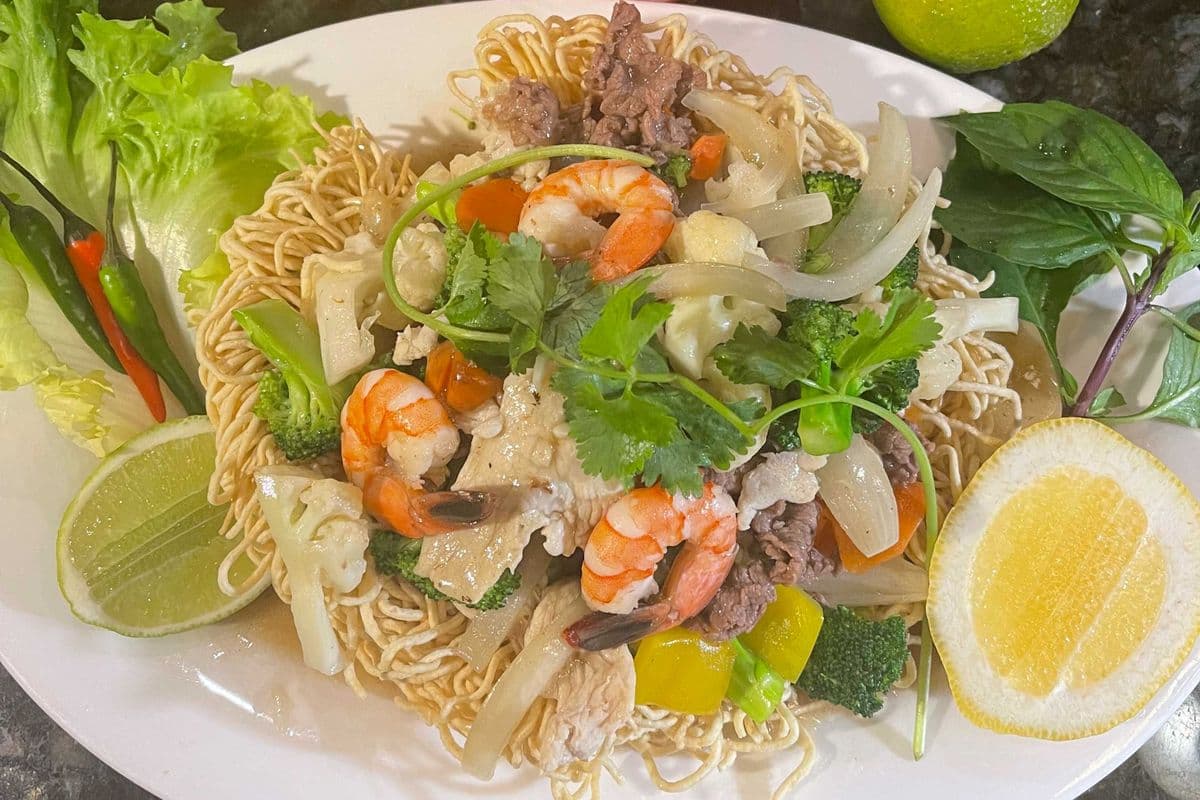 G73. Stir Fry Shrimp, Beef, Chicken with Veggies with Crispy or Soft Noodle