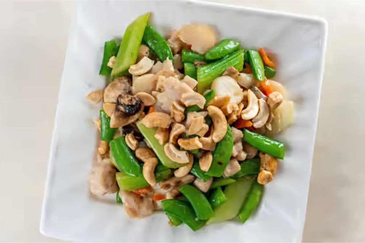 Sauteed Diced Chicken with Cashew Nut 腰果雞丁