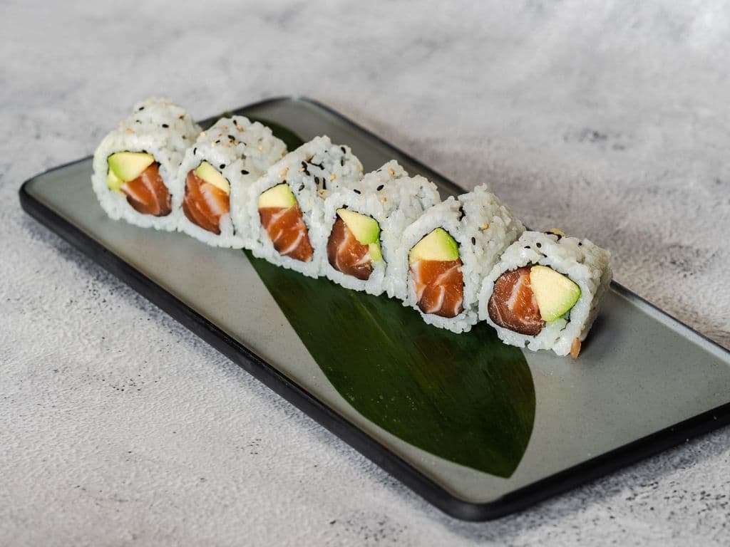 M10 Avo&Salmon Roll (6pcs)