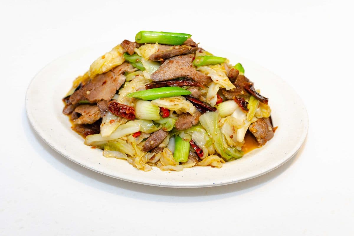 Hand Shredded Cabbage Stir-fried with Pork Slices & Dried Chill Peppers 手撕包菜炒五花肉