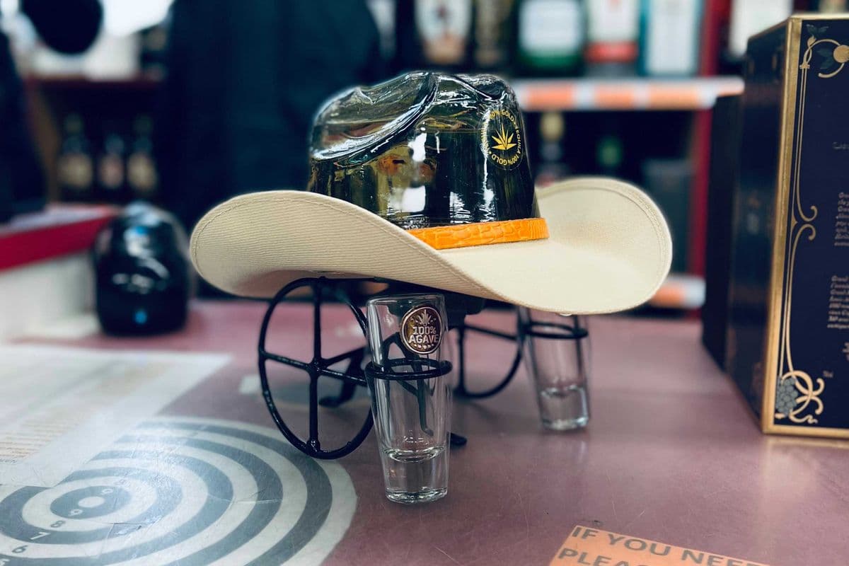 COWBOY HAT WITH STAND (1 x 1Litre)