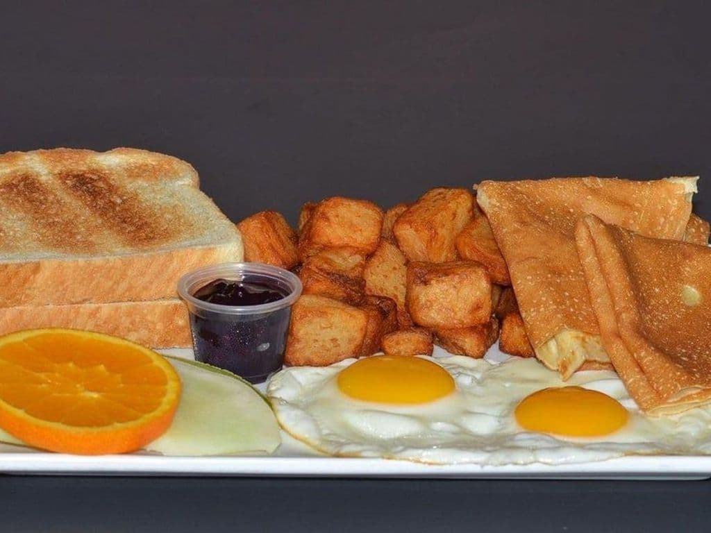 2 Oeufs avec crepes bleuet/2 eggs with bleuberries 