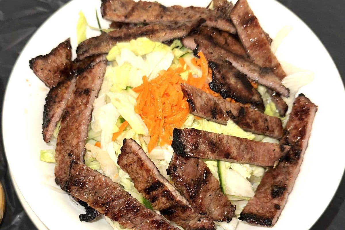 29. Grilled Sliced Beef with Vermicelli & Vegetables