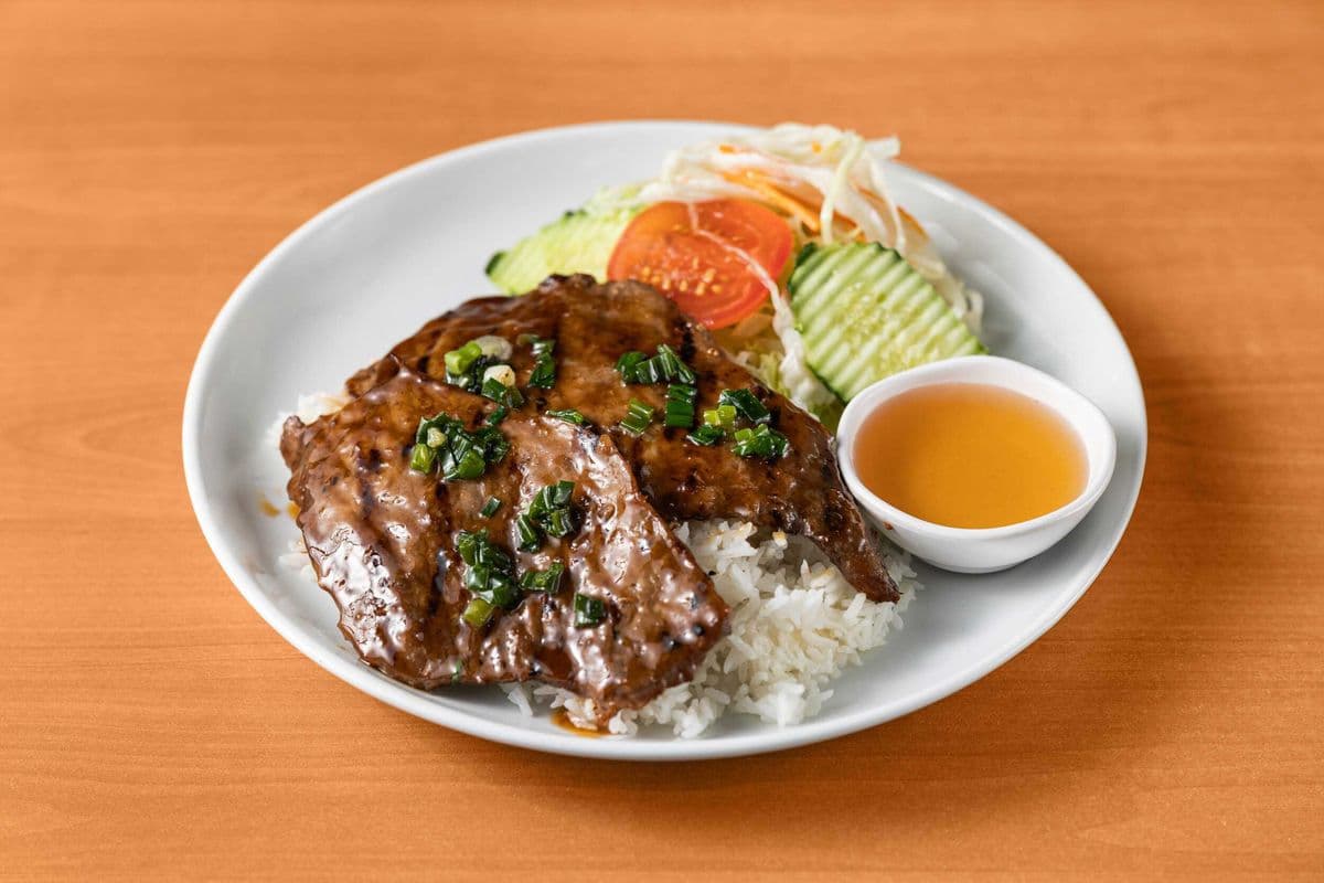 14. Boeuf grillé servi avec salade / Grilled Beef Served with Salad