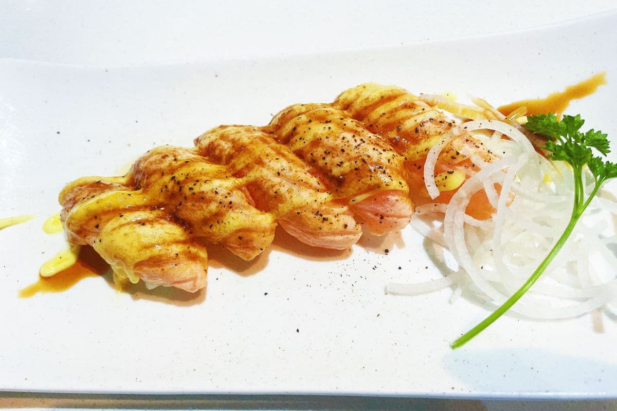 Torched Salmon Sushi (2 pcs)