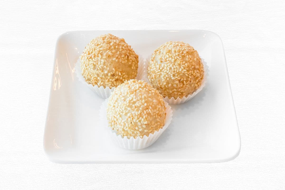 D13. Sweet Sesame Balls with Black Sesame (3 pcs)