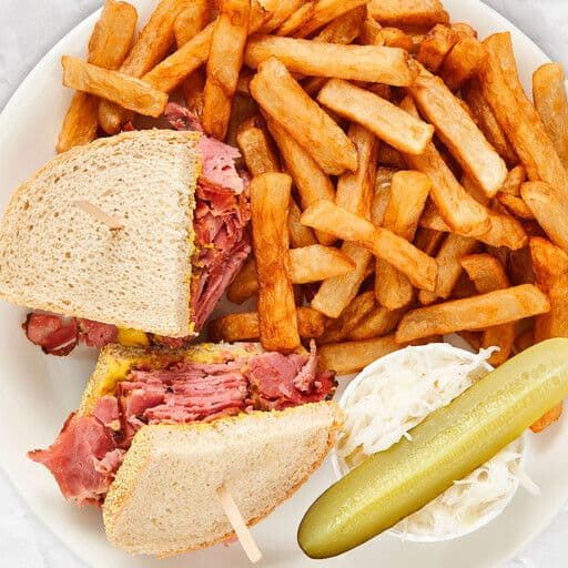 Sandwich à la viande fumée avec frites