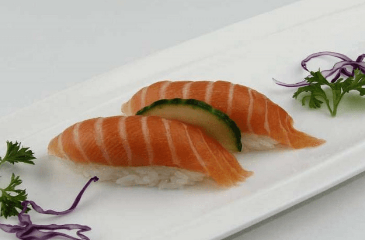 301. Salmon (Sake) Sushi (2 pcs)