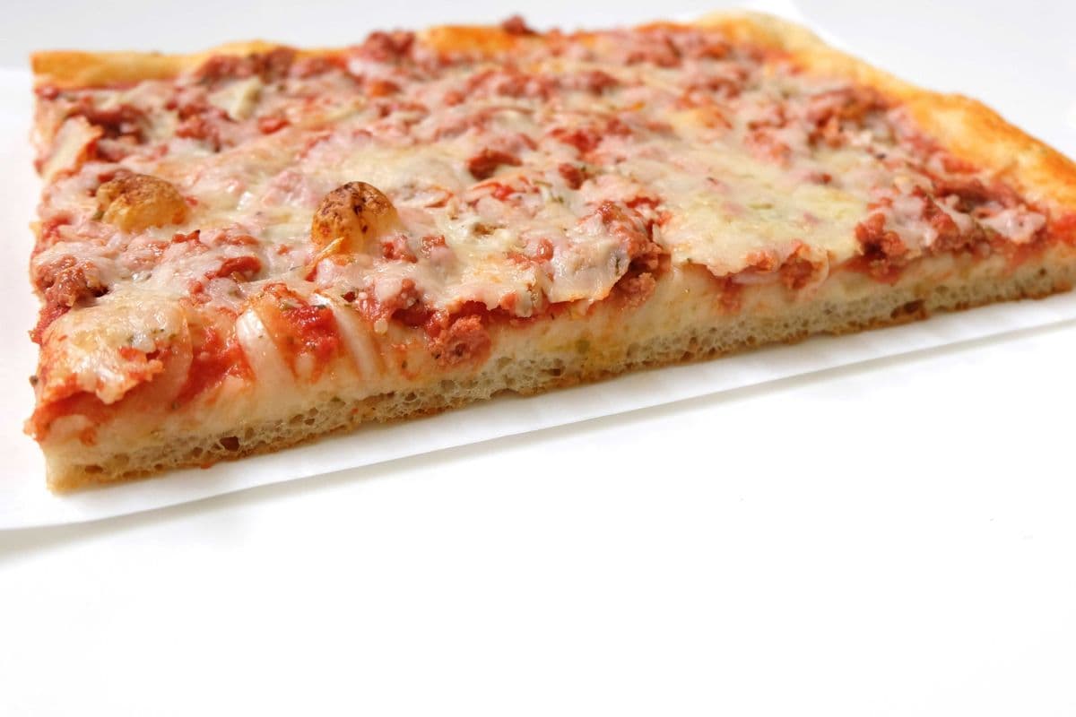 Pizza saucisse, oignons et fromage mozzarella