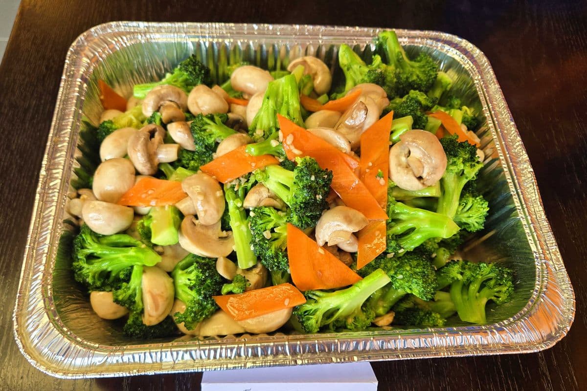 0102. Sauteed Mushroom & Broccoli w. Garlic Sauce (party tray)