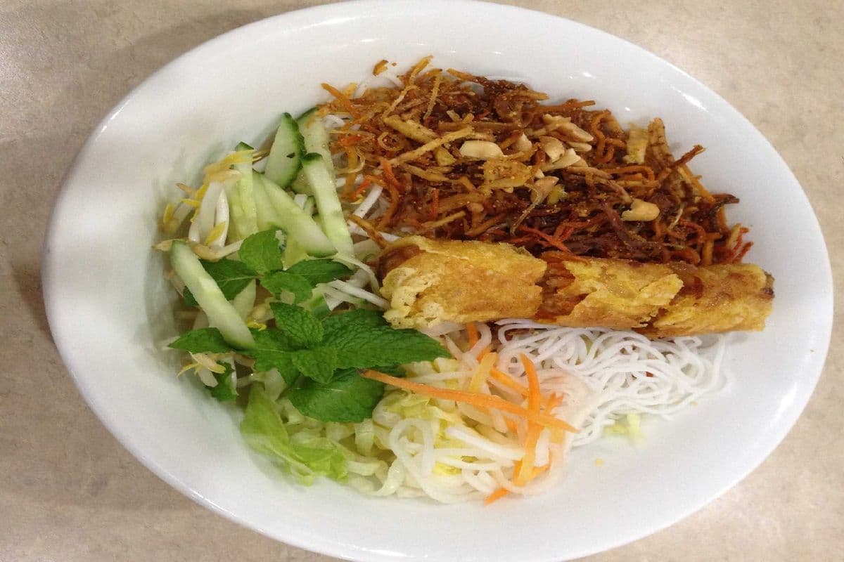 V6. Bun Cha Gio, Bi Chay / Vermicelli with vegetable spring rolls and shredded vegetables