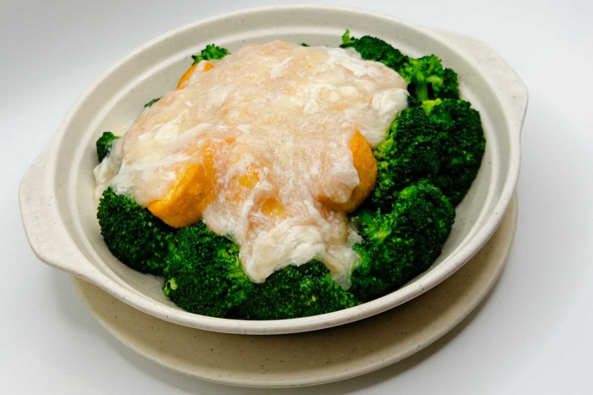 Egg White Sauce with Dried Scallop Crowned with Broccoli & Egg Tofu 蛋白瑤柱扒玉子豆腐