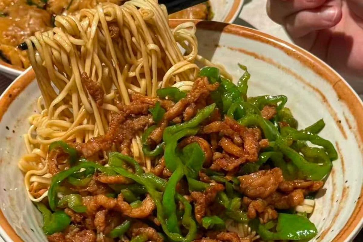 Jinling-Style Homestyle Spicy Shredded Pork Tossed Noodles 金陵家常辣椒肉丝干拌面