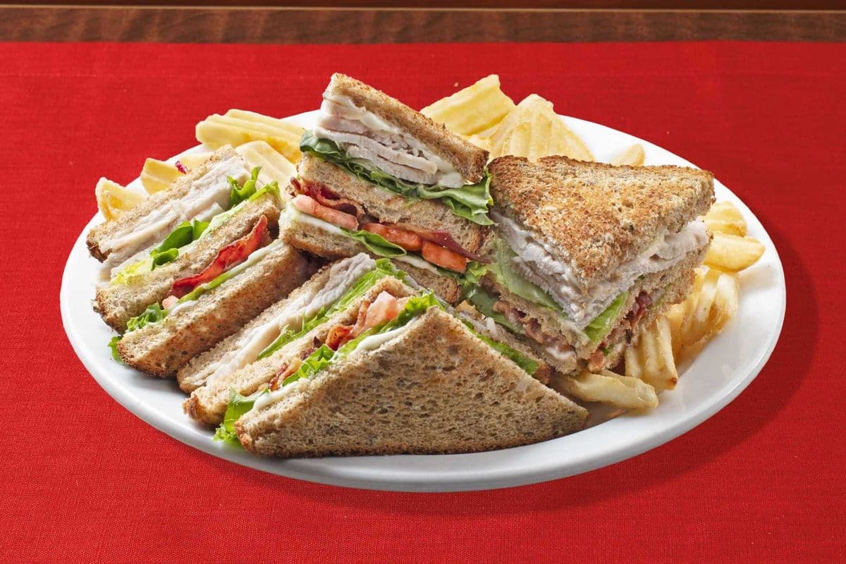 TRADITIONAL CLUB SANDWICH (980 Cal)