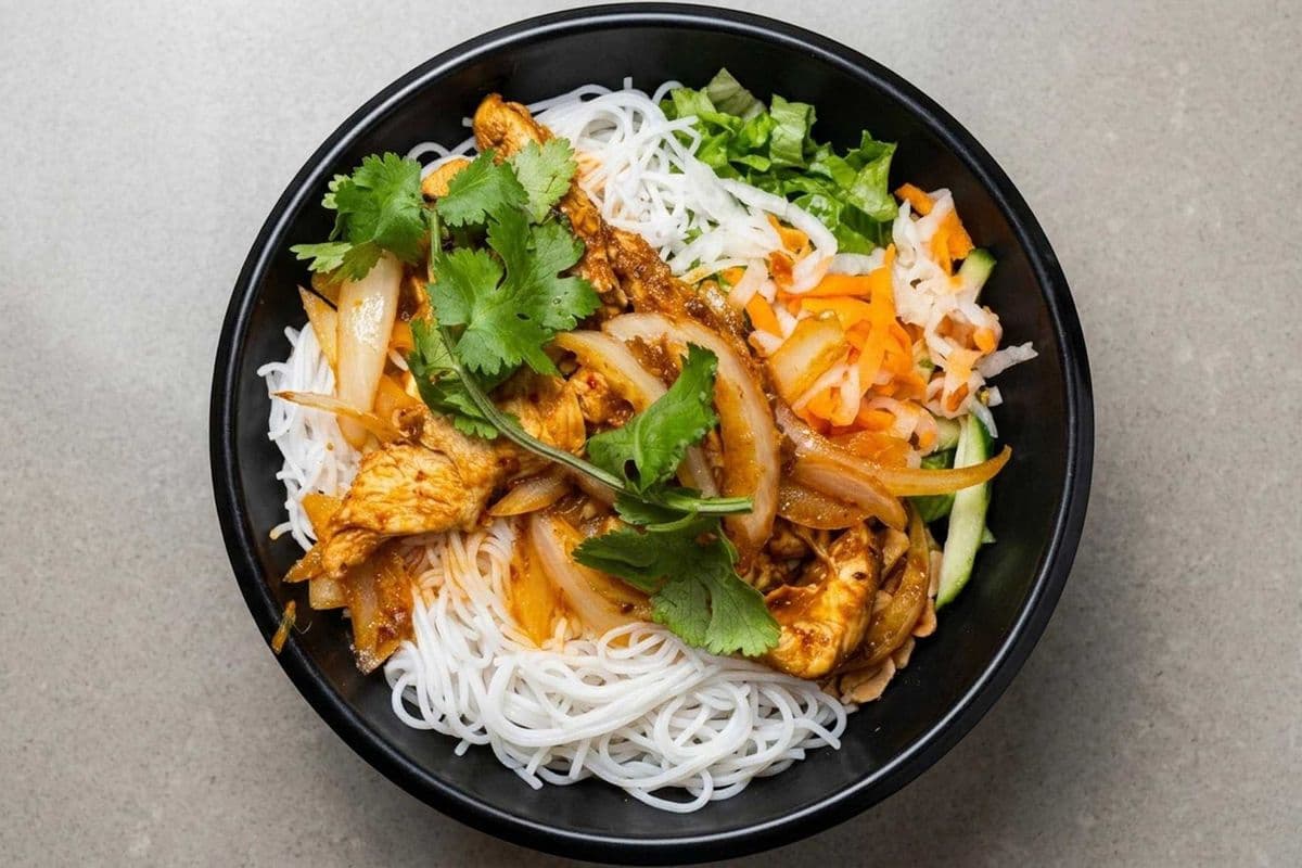 31. Bún Gà / Bò Xào Sả Ớt