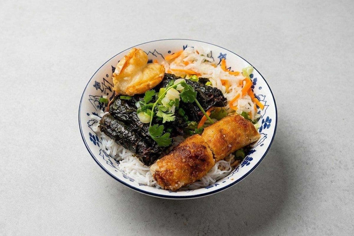 43. Bún bò lá lốt, tôm nướng, chả giò