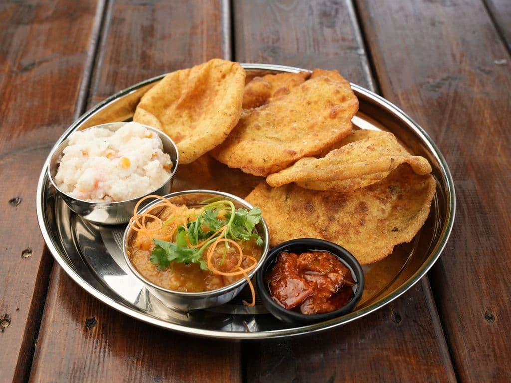 Aaloo Rassa Halwa Puri