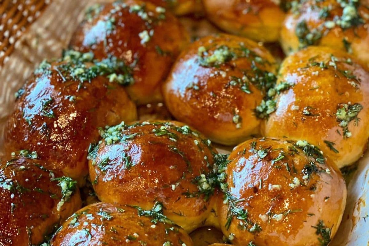 Pampushka (Dill and Garlic Bun)