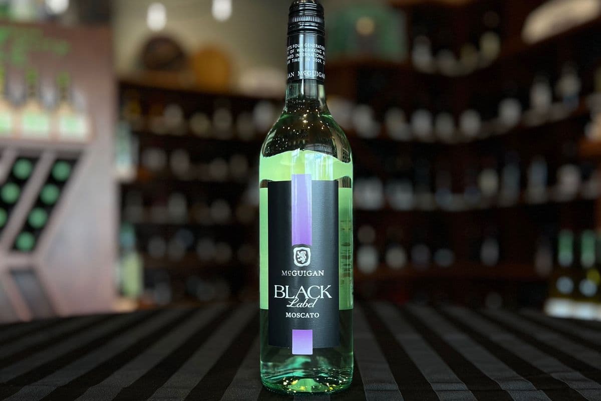 white | mcguigan black label moscato (1 x 750ml)