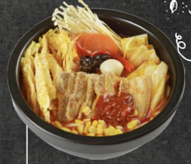 Korean Style Kimchi Flavoured Rice Noodle Soup with Sliced Pork Belly 泡菜五花肉米线