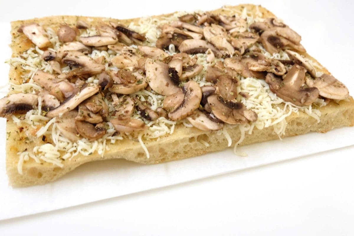 Pizza base à l'ail, champignons et fromage mozzarella