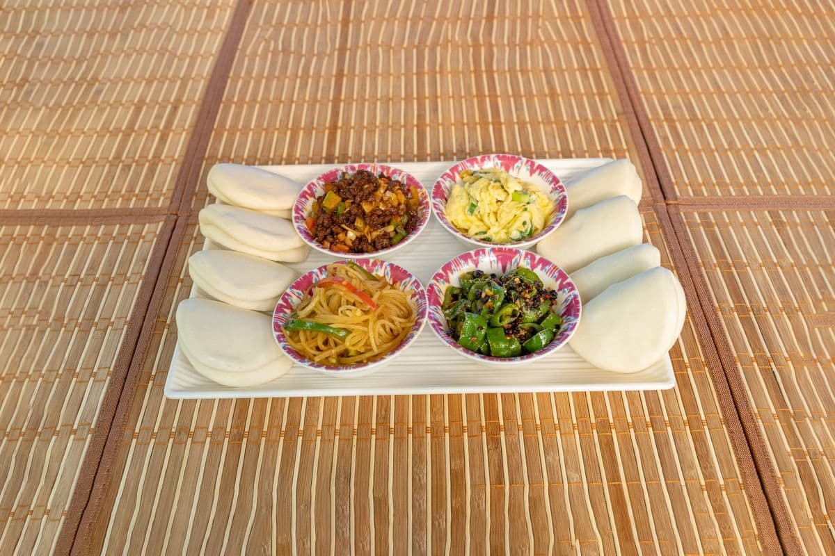 C16. 4 Small Dishes with 8 Lotus leaf-Shape Buns 四宝夹饼