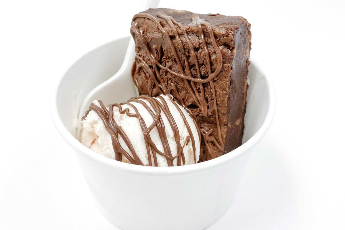 1 warm brownie with a scoop of Ice Cream/1 brownie réchauffé avec une boule de crème glacée