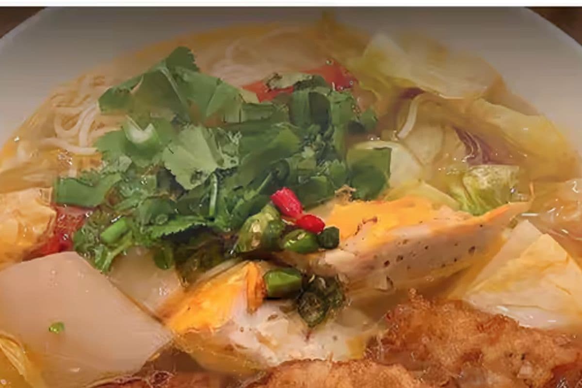 Fish Cake with Vermicelli in Soup . BÚN CHẢ CÁ