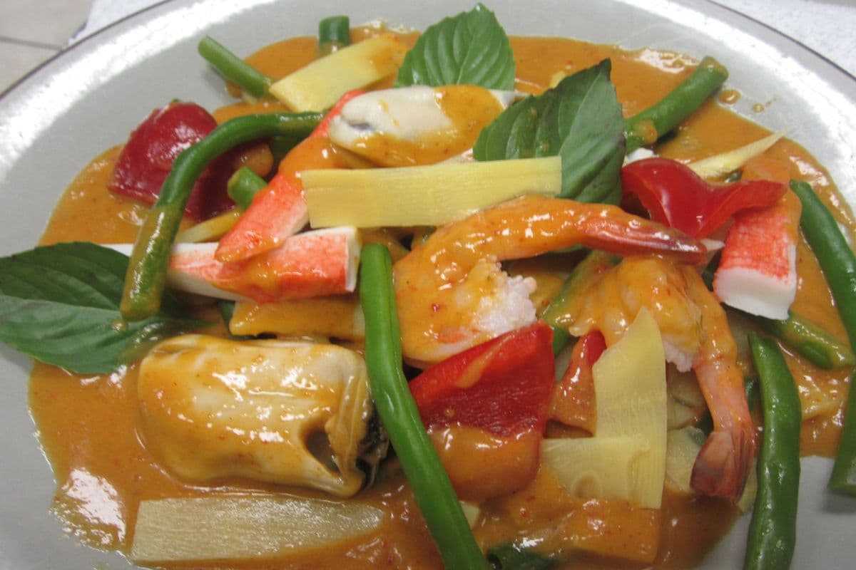 600. Spicy Red Curry with Shrimp or Seafood