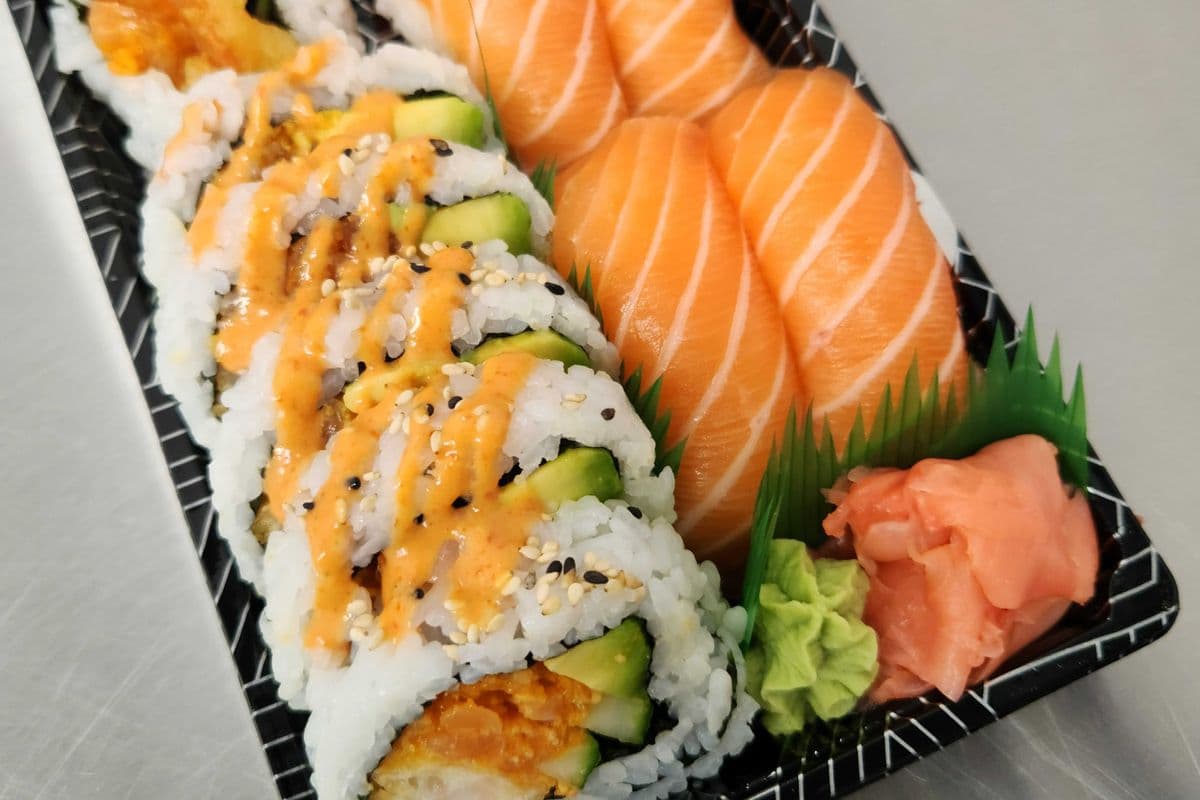 E8. Spicy Salmon Dyna Sushi Combo